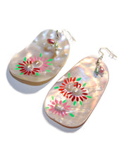 Load image into Gallery viewer, Mabé Pearl Daisy Earrings